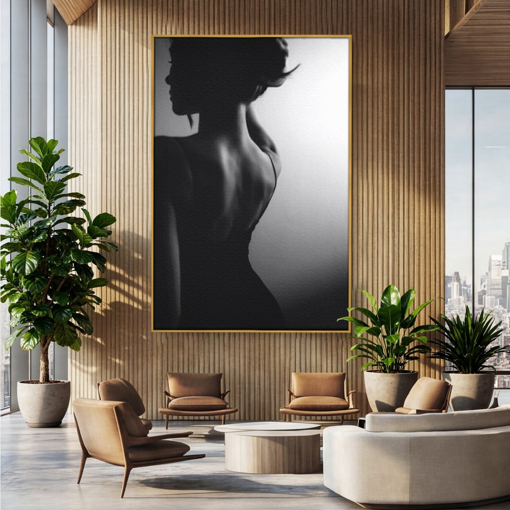 Tablou canvas cu tablou canvas cu silueta feminina monocroma, in rama de aluminiu auriu, pe perete intr-un birou